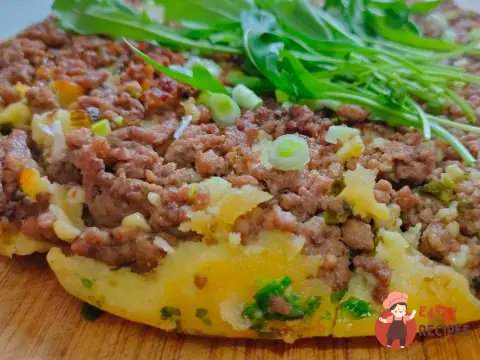 Пиріг з м'ясом на сковороді