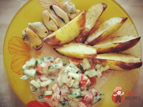 Картопля по-сільському з сирним соусом
