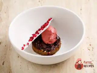 Брауні з шоколадно-буряковим ганашем та соусом із чорної смородини.