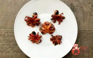 Кальмари, тушковані в томатному соусі з петрушкою