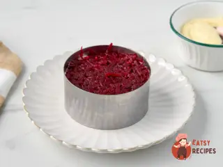 Крок 8: Шаруватий салат з ікрою оселедця