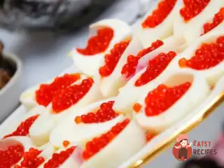 Яйця, фаршировані ікрою, під майонезом