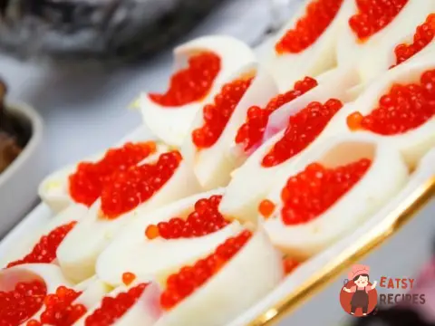 Яйця, фаршировані ікрою, під майонезом