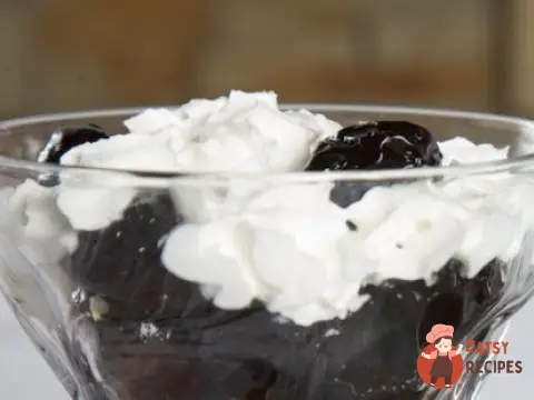 Збиті вершки з чорносливом
