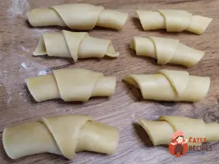 Крок 9: Рогалики з пісочного тіста з курагою