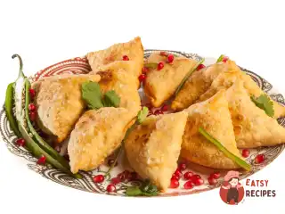 Індійські самоси з картоплею та зеленим горошком