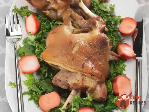 Свинячі голяшки з маринованою редискою