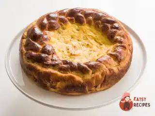 Великодній пиріг з сиром та родзинками