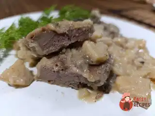 Яловича печінка, тушкована з айвою