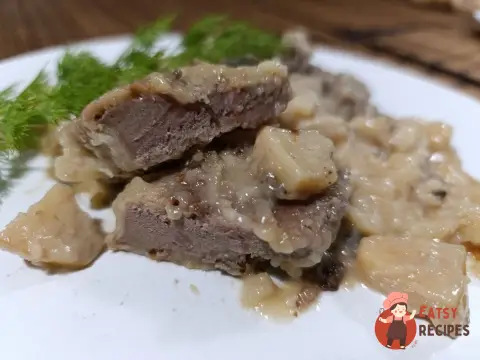 Яловича печінка, тушкована з айвою
