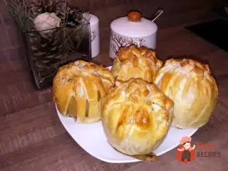 Запечені яблука в листковому тісті