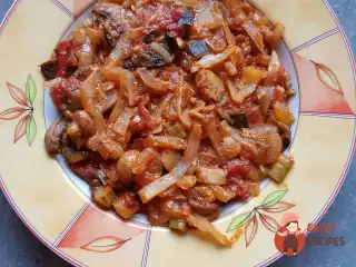 Тушковане овочеве рагу з грибами