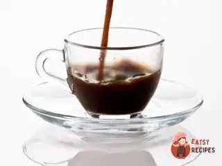 Чорна кава з яєчною шкаралупою
