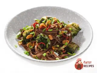 Гречана локшина стир-фрай з броколі та арахісом