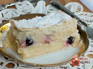 Торт із листкового тіста з вишнею