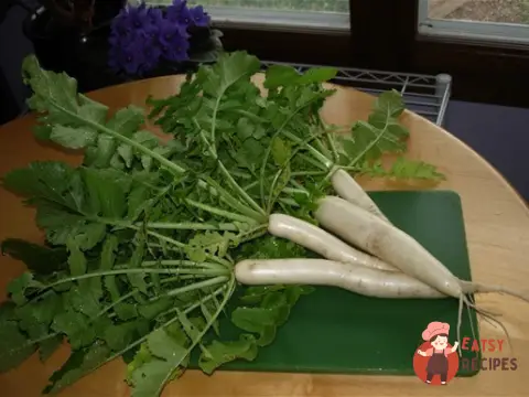 Салат з дайкону з кунжутним насінням.