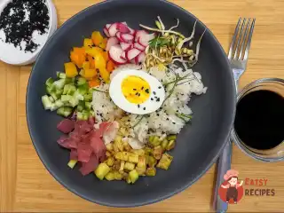 Поке з тунцем, овочами та яйцем