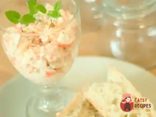 Салат з сиру та крабових паличок