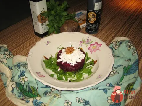 Салат з буряка, руколи та фети