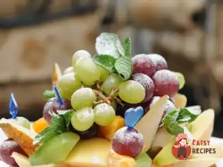 Фруктовий салат із лаймово-м'ятним соусом