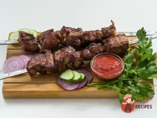 Шашлик на мангалі