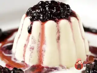 Французький десертний сир з соусом ожина