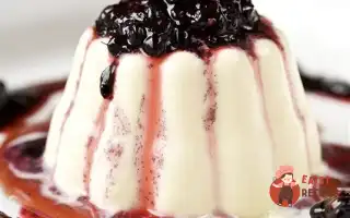 Французький Десертний Сир З Соусом Ожина