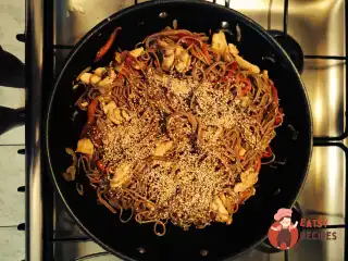 Гречана локшина з куркою, овочами та кунжутом.
