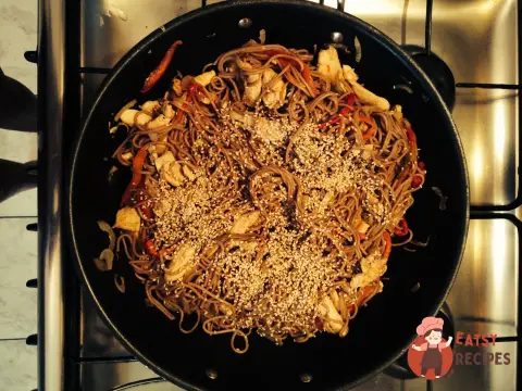 Гречана локшина з куркою, овочами та кунжутом.