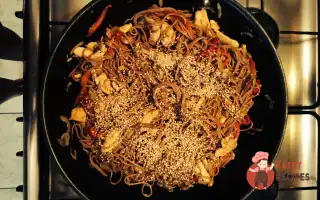 Гречана Локшина З Куркою, Овочами Та Кунжутом.