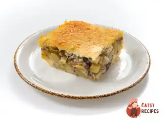 Заливний пиріг на кефірі з картоплею та грибами