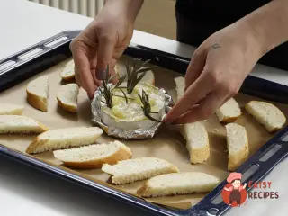 Крок 8: Запечений камамбер із сухариками