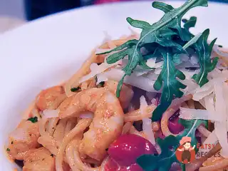 Спагетті з анчоусами, креветками та морською мовою