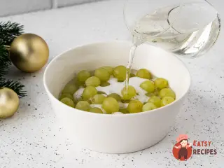 Крок 3: Виноград у шампанському