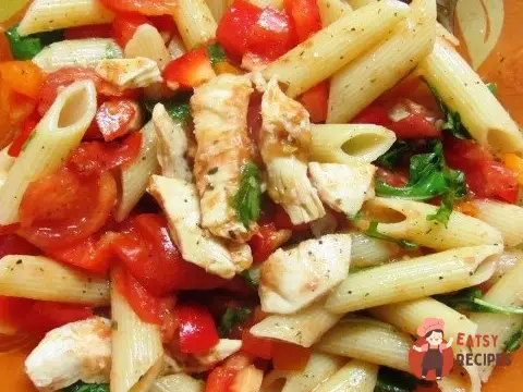Теплий салат з пасти, курки та шпинату
