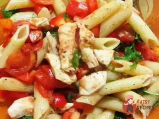Теплий салат з пасти, курки та шпинату
