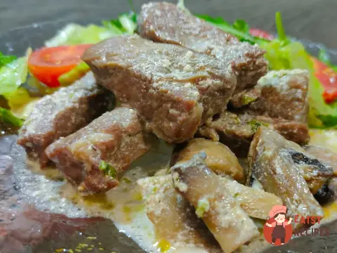 Яловичина з печерицями та вершками