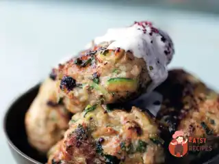 Бургери з індички з кабачками, зеленою цибулею та куміном