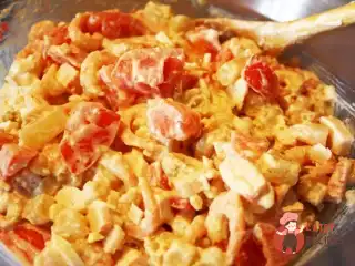 Салат з морепродуктами та овочами