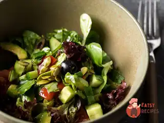 Зелений мікс-салат з авокадо