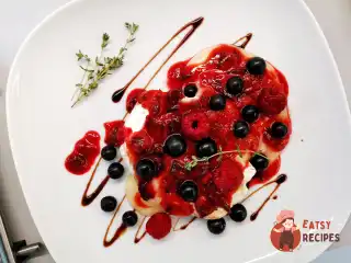 Запечений камамбер із кисло-солодким соусом