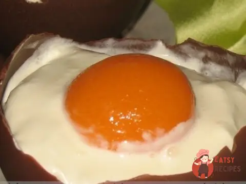 Шоколадне яйце з морозивом