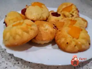 Порційні бісквіти з яблуками, персиком і малиною