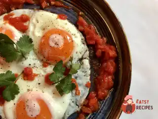 Яєчня з томатним соусом