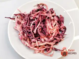 Коулсло з буряковою заправкою