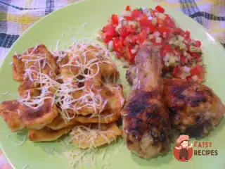 Курка з картопляним хмизом і овочами пико