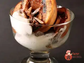 Персики на грилі в темному рому з карамельним морозивом.