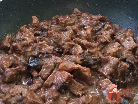 Яловичина, тушкована з чорносливом