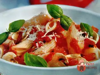 Паста з томатним соусом, оливками та каперсами