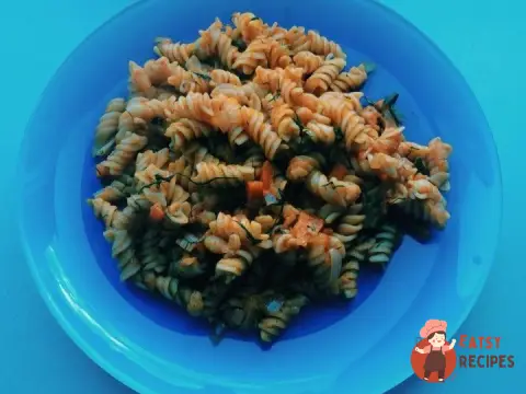 Макарони з консервованою квасолею